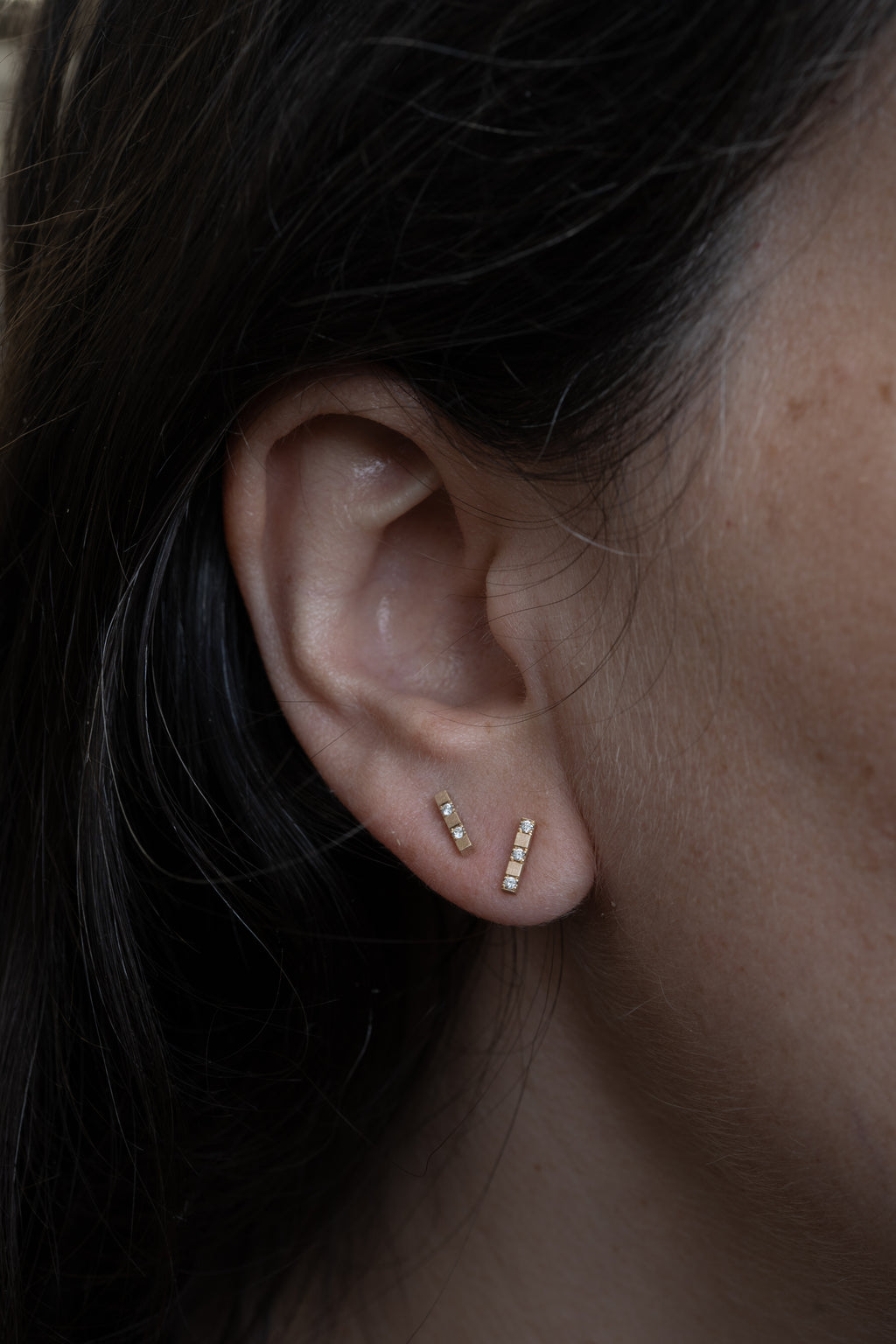Diamond bar studs - 18ct gold earrings