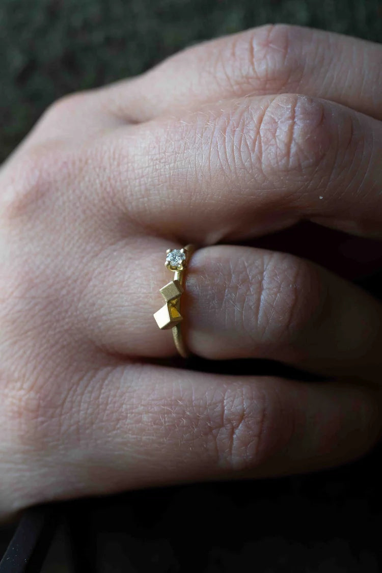 Round / Square Rings - 18ct gold and Diamond Ring