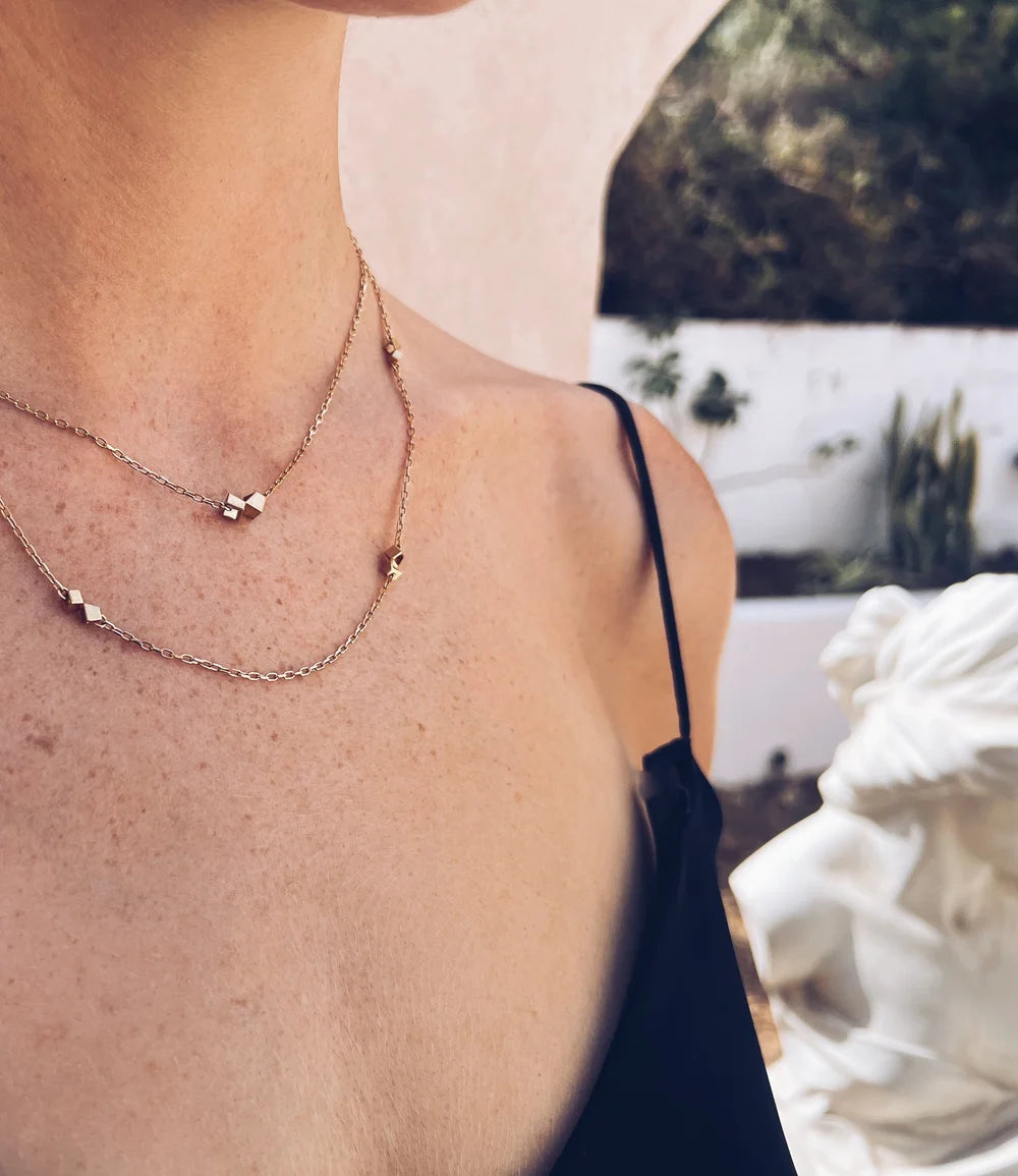 simple square necklace 18ct