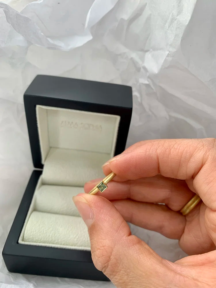 Classic solitaire engagement ring - 18ct gold and Green Sapphire 3,5mm