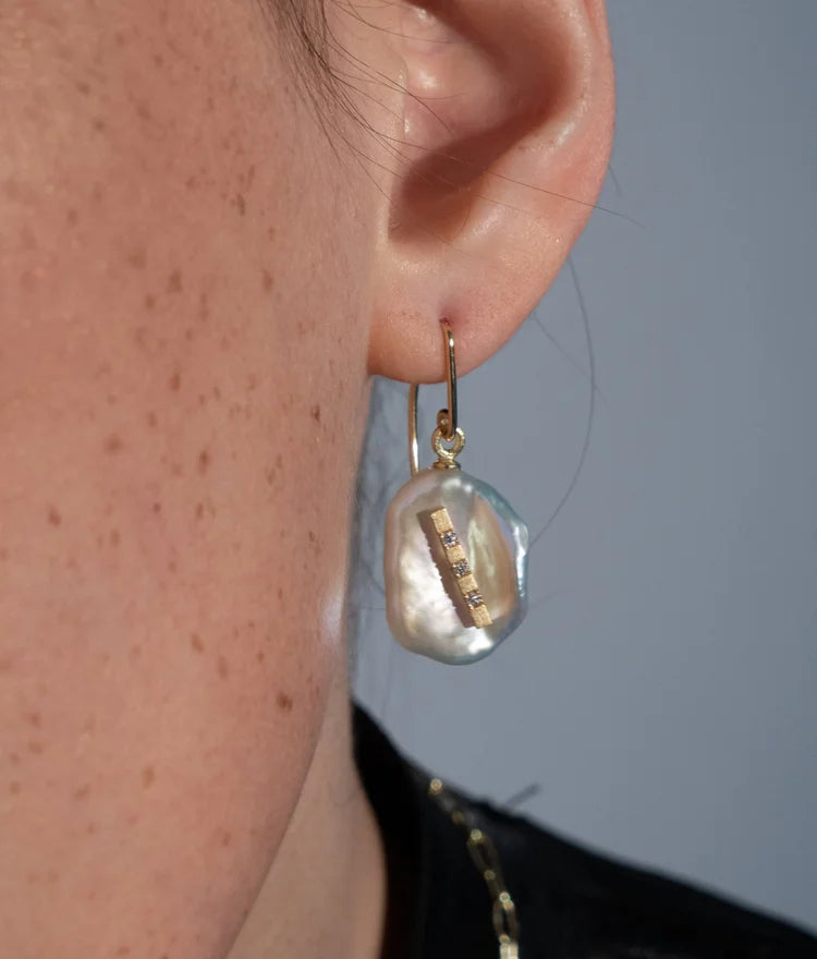 (Birth of) Venus earrings - 18ct gold and keshi pearl earrings